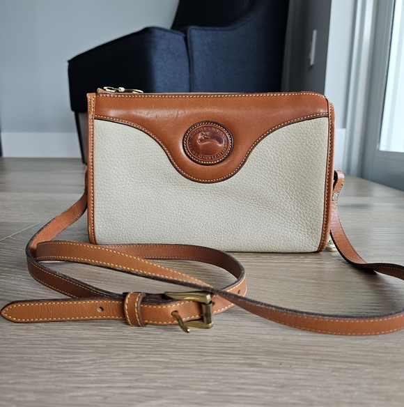 Dooney & Bourke Handbags - Dooney & Bourke Leather Crossbody Bag EUC